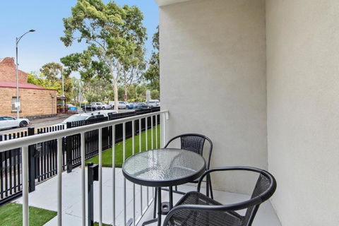 Chic 1-Bed Apartment Across From Royal Park - Mackay Tourism 2
