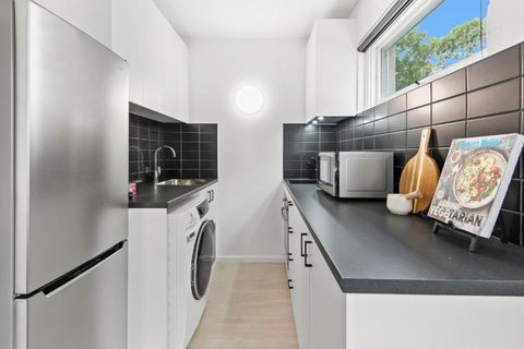 Chic 1-Bed Apartment Across From Royal Park - Mackay Tourism 3