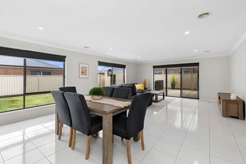 Chifley Place - Cool Suburban Crib! - Mackay Tourism 4