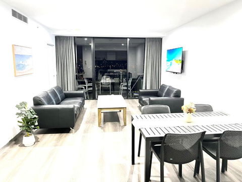 Circle On Cavil Holidays Gold Coast - Mackay Tourism 4