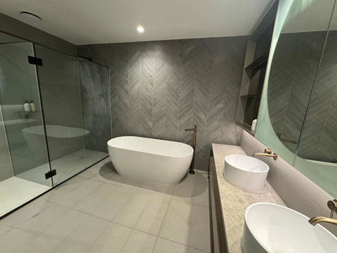 City Meets Bay I Resort Style I 4-Level I Rooftop - Mackay Tourism 3