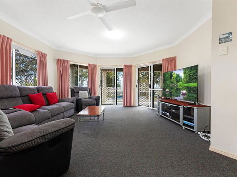Classic Beachfront Apartment - Mackay Tourism 0