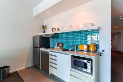 City Views On Pool Level King Bed Or Twin Share - Mackay Tourism 4