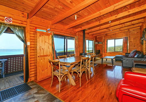 Cloudy Bay Cabin - Mackay Tourism 4