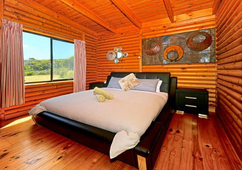 Cloudy Bay Cabin - Mackay Tourism 3