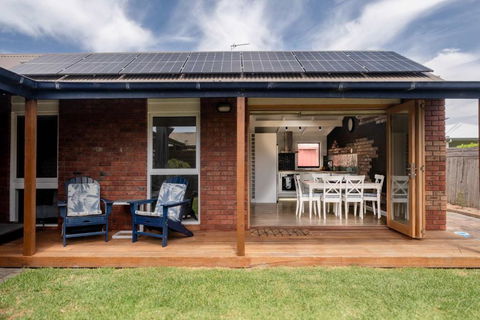 Coastal Comfort Ocean Grove Family Home - Mackay Tourism 1