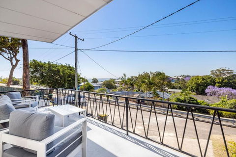 Coastal Cottage In Nelson Bay - Mackay Tourism 1
