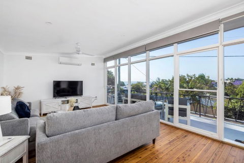 Coastal Cottage In Nelson Bay - Mackay Tourism 0