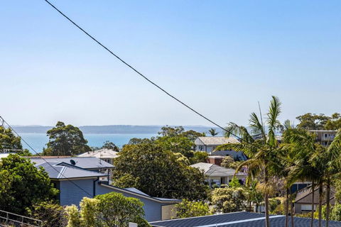 Coastal Cottage In Nelson Bay - Mackay Tourism 4