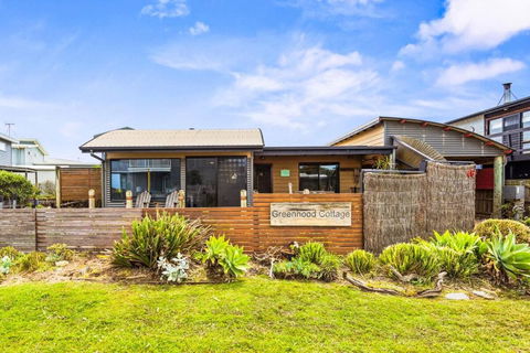 Coastal Cottage With Ocean Views - Mackay Tourism 0