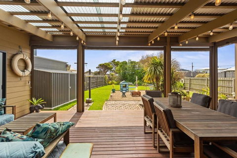 Coastal Cottage With Ocean Views - Mackay Tourism 3