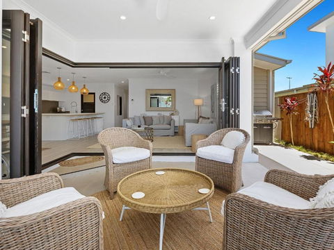 Coastal Hideaway In The Heart Of Casuarina With Heated Pool - Mackay Tourism 4