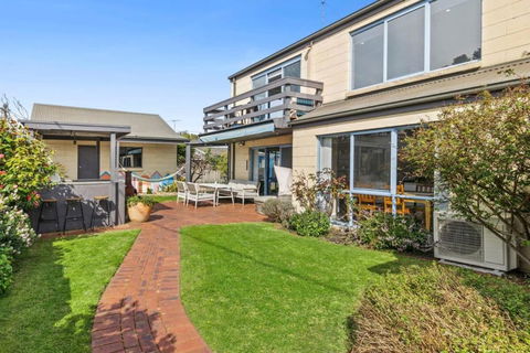 Coastal Serenity Central Torquay - Mackay Tourism 3