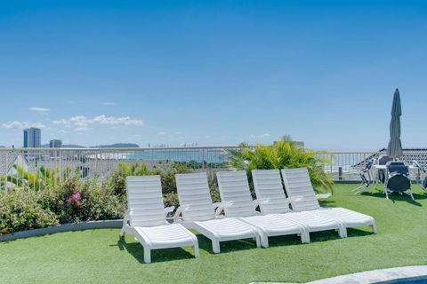 Coastal Views Await - Luxurious 2BR Retreat - Mackay Tourism 1
