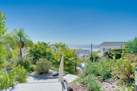 Coastal Views Await - Luxurious 2BR Retreat - Mackay Tourism 3