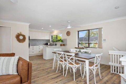 Coastal Villa Mollymook Beach - Mackay Tourism 0