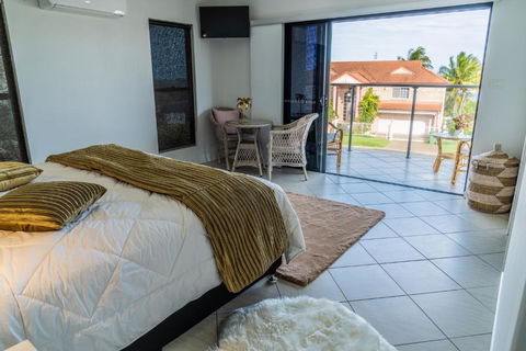 Coconut Point Beach Retreat - Mackay Tourism 4