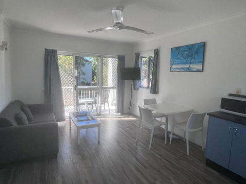 Cocos Holiday Apartments - Mackay Tourism 1
