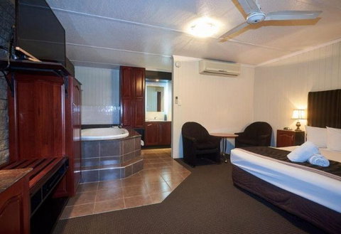 Country Plaza Motor Inn - Mackay Tourism 1