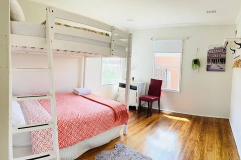 D122 Lovely London Home - Mackay Tourism 4