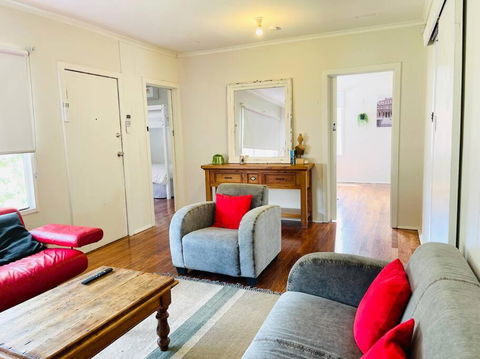 D122 Lovely London Home - Mackay Tourism 0