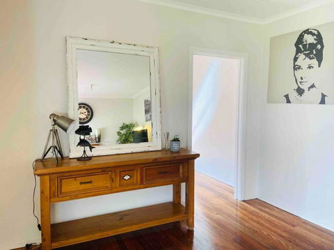 D122 Lovely London Home - Mackay Tourism 1