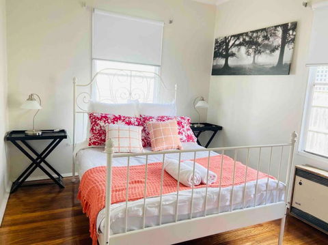 D122 Lovely London Home - Mackay Tourism 3
