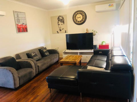 D122 Lovely London Home - Mackay Tourism 2