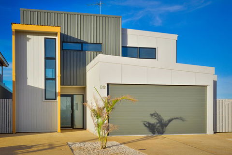 33 Inggarda Lane - PRIVATE JETTY & SPA - Mackay Tourism 1