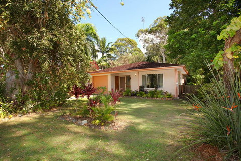 35 Santa Monica Avenue Coolum Beach, Pet Friendly, Linen Included - Mackay Tourism 0