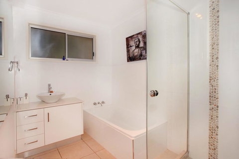 35 Santa Monica Avenue Coolum Beach, Pet Friendly, Linen Included - Mackay Tourism 1
