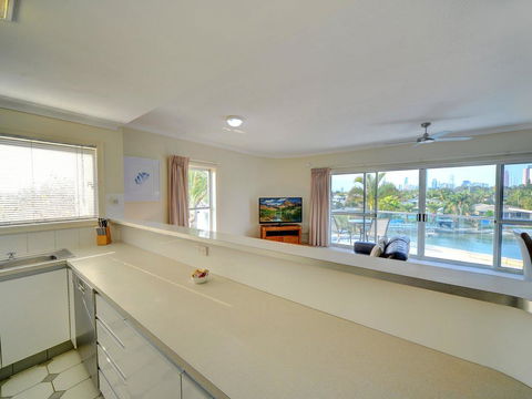 3br Broadbeach Lakefront Apartment - Mackay Tourism 2