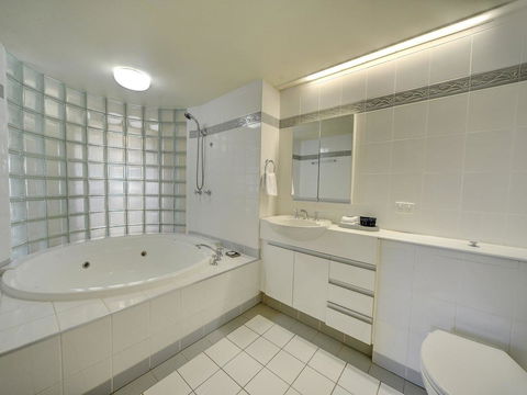 3br Broadbeach Lakefront Apartment - Mackay Tourism 3