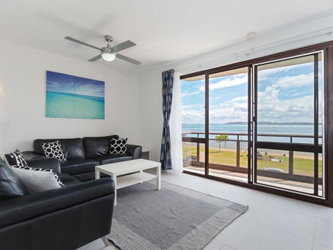 4 'Collendina', 19 Kurrawa Close - Fantastic Water Views And Sea Breezes - Mackay Tourism 1