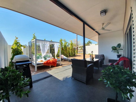 4 BEDROOM GARDENS ESCAPE - CHAMPAGNE STAYS Darwin - Mackay Tourism 3