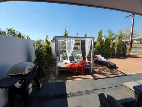 4 BEDROOM GARDENS ESCAPE - CHAMPAGNE STAYS Darwin - Mackay Tourism 2