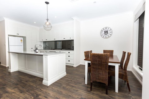 4 Bedroom Inner City Townhouse - SLEEPS 9 !! - Mackay Tourism 3