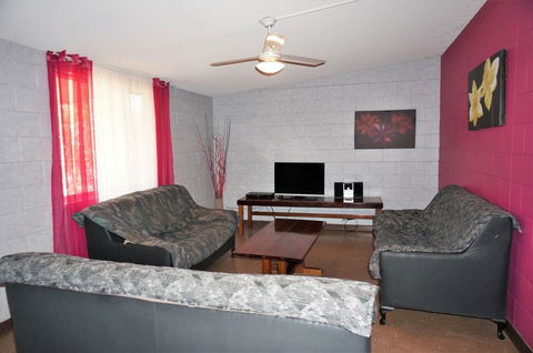 4 Page Street - Colourful And Shady 3-Bedroom Home - Mackay Tourism 1