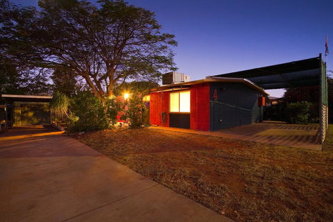 4 Page Street - Colourful And Shady 3-Bedroom Home - Mackay Tourism 0