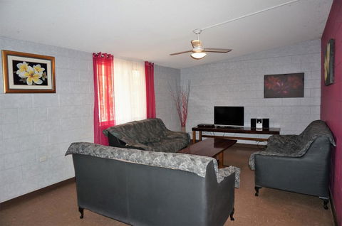 4 Page Street - Colourful And Shady 3-Bedroom Home - Mackay Tourism 3