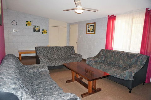 4 Page Street - Colourful And Shady 3-Bedroom Home - Mackay Tourism 2