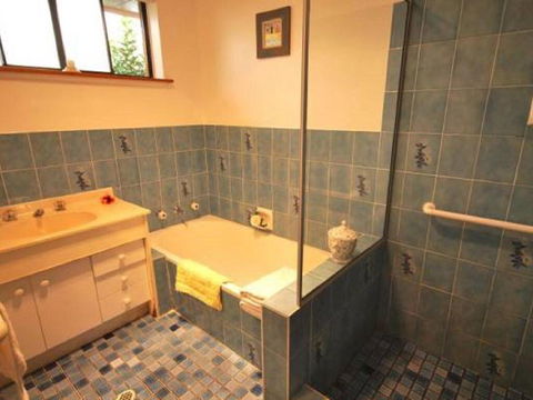 41 Leonard Avenue- Pet Friendly, Boat Parking & Aircon - Mackay Tourism 1