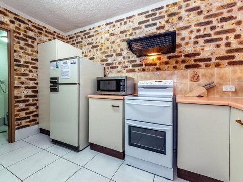 45 'Bay Parklands', 2 Gowrie Ave - Pool, Tennis Court, Spa & Across The Road To The Beach - Mackay Tourism 1