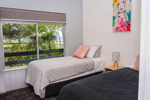 454 Charlton Esplanade Apartment - Mackay Tourism 1