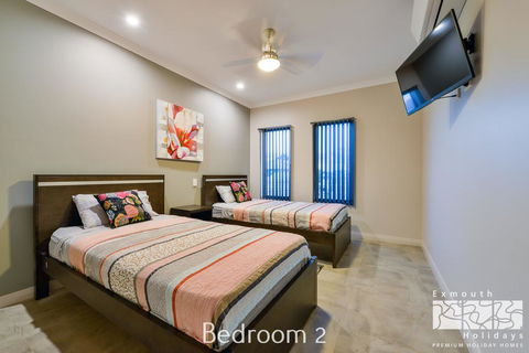 5 Kestrel Place - PRIVATE JETTY & POOL - Mackay Tourism 1
