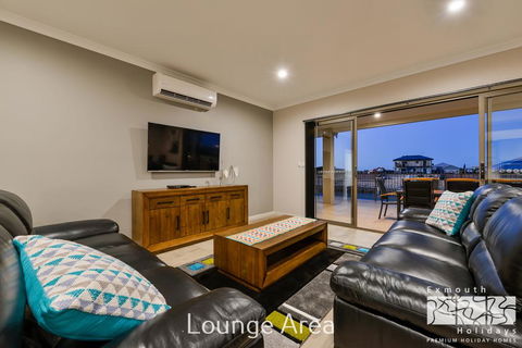 5 Kestrel Place - PRIVATE JETTY & POOL - Mackay Tourism 2