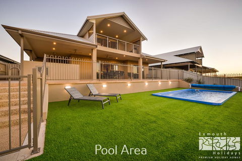 5 Kestrel Place - PRIVATE JETTY & POOL - Mackay Tourism 0