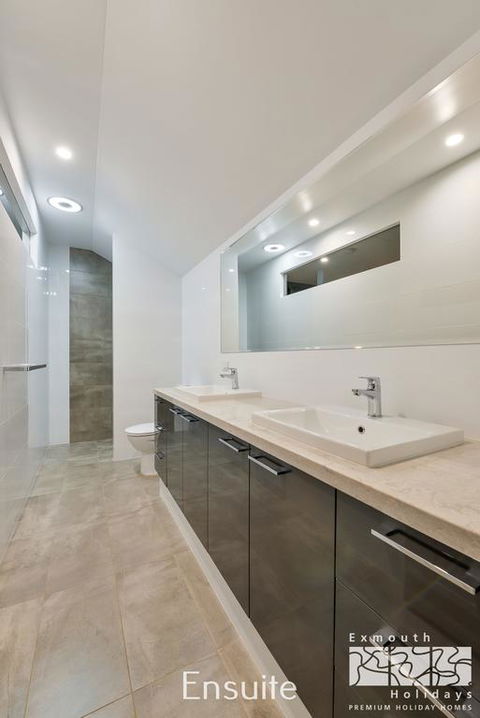 5 Kestrel Place - PRIVATE JETTY & POOL - Mackay Tourism 3