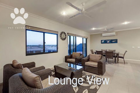 6 Corella Court - PRIVATE JETTY & POOL - Mackay Tourism 2