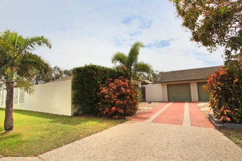 6 Petrie Ave, Marcoola, Pet Friendly, Linen Supplied - Mackay Tourism 0